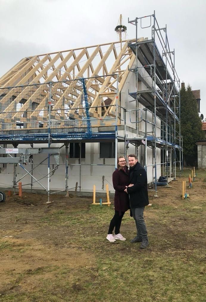 ONESTY-Kunden Steffi und Christopher vor der Baustelle